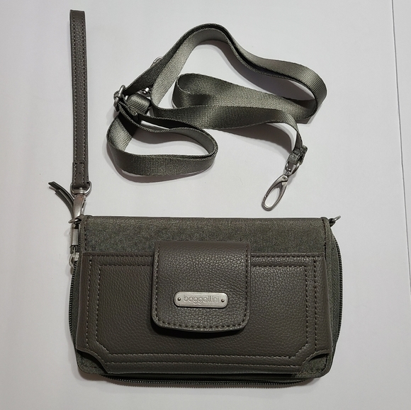 Baggallini RFID Phone Wallet Wristlet Crossbody - Picture 1 of 9
